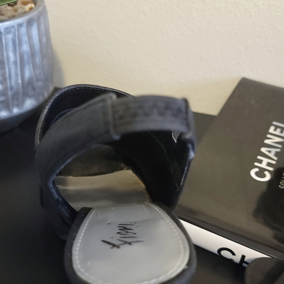 Heels - Picture 5 of 9